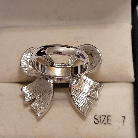 GUESS Rhinestone Bow Ring - New Size 7 - Picture 4 of 5